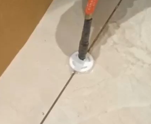 天水瓷砖空鼓维修公司专业解答瓷砖在铺贴过程中，如果没有涂抹均匀到位的粘结材料（如水泥砂浆或瓷砖胶），可能会导致以下问题